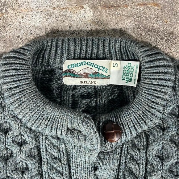 Vintage 80s Green Irish wool cardigan with wooden buttons - Picture 2 of 5